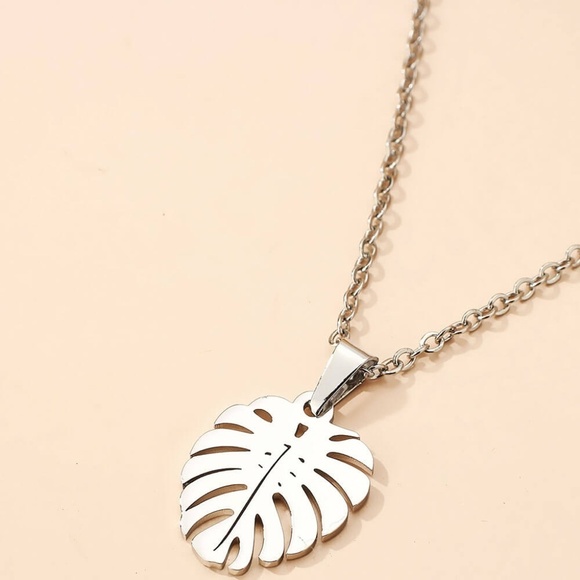 **MERIAH* Silver Tropical Leaf Fashion Foliage Necklace - Picture 1 of 3